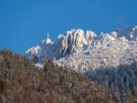 Teleblick zum Kampenwand Hauptgipfel mit Neuschnee in der Abendsonne
